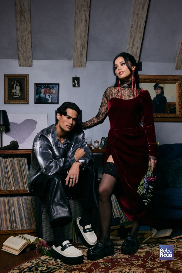 '스톰프 피셔맨 샌들' 다크 아이리스 모델컷(좌), '스톰프 피셔맨 샌들' 블랙, 다크 아이리스 연출컷(우). ⓒ크록스