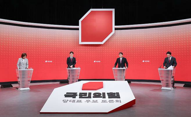 19일 서울 양천구 SBS 스튜디오에서 열린 국민의힘 제5차 전당대회 당대표 후보 방송토론회에 나선 나경원, 한동훈, 윤상현, 원희룡 후보가 방송 준비를 하고 있다. (사진=뉴시스)