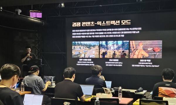 - 다키스트 데이즈 주요 콘텐츠를 설명하는 김 총괄 PD