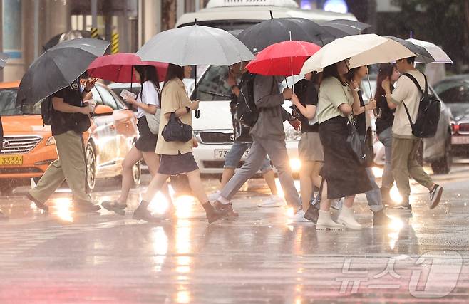 중부지방에 호우특보가 내려진 18일 서울 강남역 인근에서 우산을 쓴 시민들이 발걸음을 재촉하고 있다. 2024.7.18/뉴스1 ⓒ News1 김도우 기자