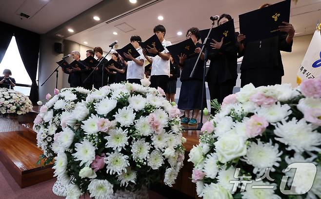 18일 오후 서울시교육청에서 열린 서이초 교사 순직 1주기 공동 추모식에서 학생,학부모,교원 대표가 공동 선언을 하고 있다. (공동취재) 2024.7.18/뉴스1 ⓒ News1 오대일 기자