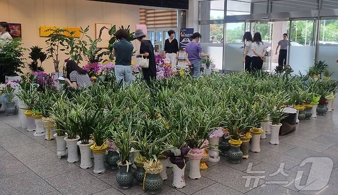 경산시 여정회 축하화분 나눔 행사(경산시 제공) 2024.7.19/뉴스1