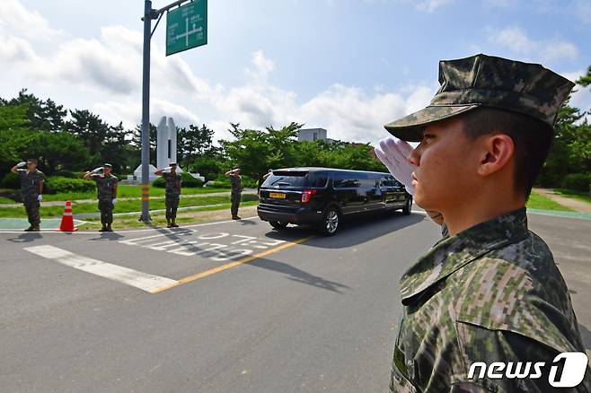 22일 경북 포항시 남구 해병대 1사단 내 김대식 관에서 엄수된 고 채수근 상병 영결식에서 해병대원들이 채 상병의 마지막 길을 배웅하고 있다. 채 상병은 집중호우 피해지역인 경북 예천군에서 실종자 수색 도중 급류에 휩쓸려 순직했다.2023.7.22/뉴스1 ⓒ News1 최창호 기자