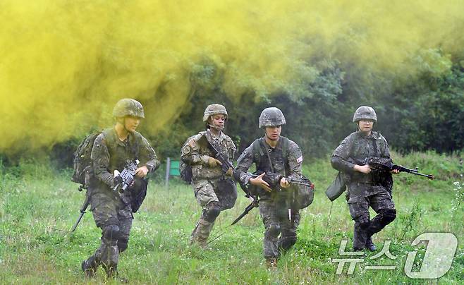 육군은 한국과 미국 육군의 ROTC 후보생들이 지난 17일부터 충북 괴산 육군학생군사학교에서 ROTC 동반훈련을 진행했다고 19일 밝혔다. 미 ROTC 4학년 후보생 40여 명이 한국 ROTC 4학년 하계입영훈련에 3일간 동참하는 방식으로 실시됐다. 한미 ROTC 후보생들이 분대공격 훈련 간 목표 확보를 위해 전술적 행동을 하고 있다. (육군 제공) 2024.7.19/뉴스1