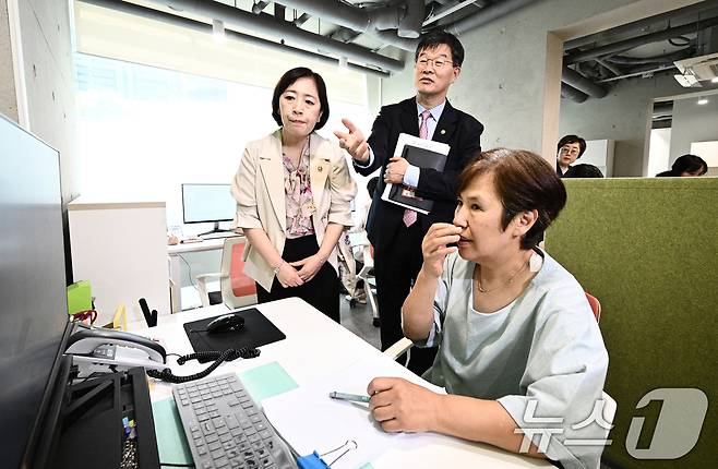 이기일 보건복지부 제1차관과 신영숙 여성가족부 차관이 출생통보제와 위기임신보호출산제 시행 첫날인 19일 오전 서울 서대문구 1308 서울지역상담기관에 방문해 상담원과 대화하고 있다. (공동취재) 2024.7.19/뉴스1 ⓒ News1 이승배 기자