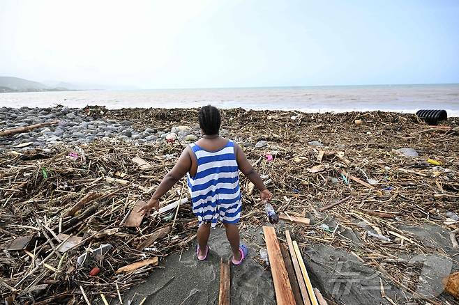 4일 카리브해의 보석으로 불리우는 자메이카섬의 불 베이(Bull Bay) 해변이 허리케인 베릴이 쓸고온 쓰레기와 잔해들로 하루 아침에 쑥대밭이 됐다. 2024.07.05 ⓒ AFP=뉴스1 ⓒ News1 조유리기자