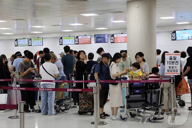 전세계 IT 시스템 마비(윈도 블루스크린) 사태가 발생한 19일 오후 제주국제공항 2층 제주항공 카운터 앞에서 이용객들이 탑승권 발권을 위해 대기하고 있다. 제주항공은 MS의 클라우드 서비스를 기반으로 운영하는 독일 아마데우스 자회사 나비테어(Navitaire) 시스템을 사용해 항공권 예약 및 발권 시스템이 마비됐다.2024.7.19/뉴스1 ⓒ News1 홍수영 기자