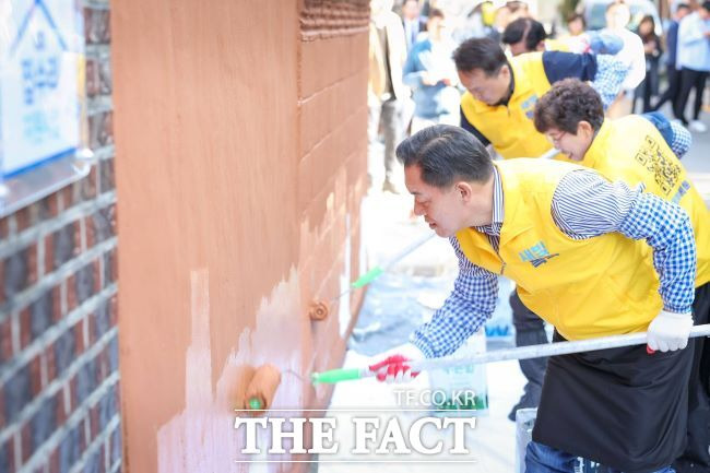 이재준 수원시장이 '새빛하우스' 사업에 참여하고 있다./수원시