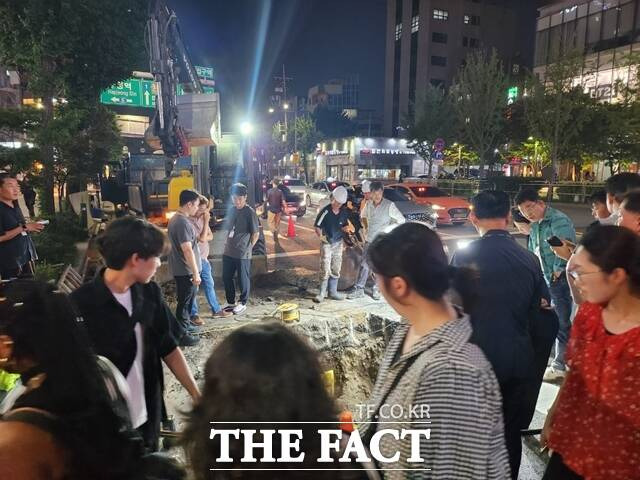 지난 13일 오후 서울 마포구 홍대입구역사거리 서교타워 앞 횡단보도 인근에서 깊이 1.5m, 폭 0.5m의 지반침하가 발생했다. 다행히 인명피해는 없었지만 차량 통행이 통제되면서 시민들이 불편을 겪었다. /이윤경 기자