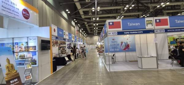 "국제" 행사라고 하기엔 너무나 썰렁한 외국관