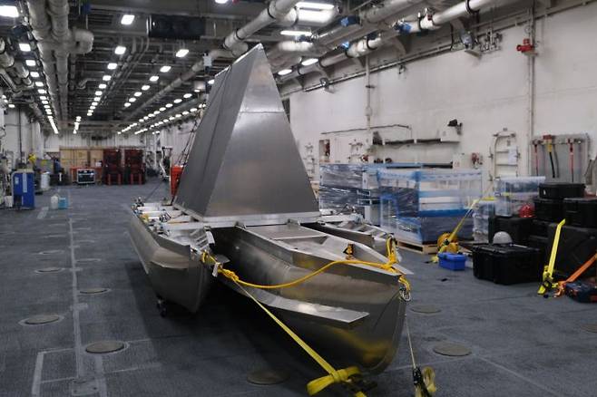 하와이 현지시간 7월 12일 하와이 인근 해상에서 항해 중인 천자봉함에 적재된 실사격 표적선. [이미지출처=해군]