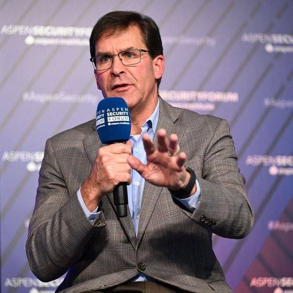 마크 에스퍼 전 국방장관이 17일 콜로라도주 아스펜에서 열린 '아스펜안보포럼'에 참석해 발언을 하고 있다. 제이 존슨 전 국토안보부 장관은 화상으로 이날 대담에 참여했다. /아스펜연구소