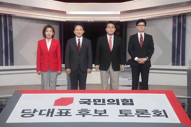 18일 오후 서울 여의도 KBS별관 스튜디오에서 국민의힘 7·23 전당대회 당대표 후보 TV토론에 나경원·원희룡·윤상현·한동훈 후보(사진 왼쪽부터)가 참석해 포즈를 취하고 있다. ⓒ뉴시스