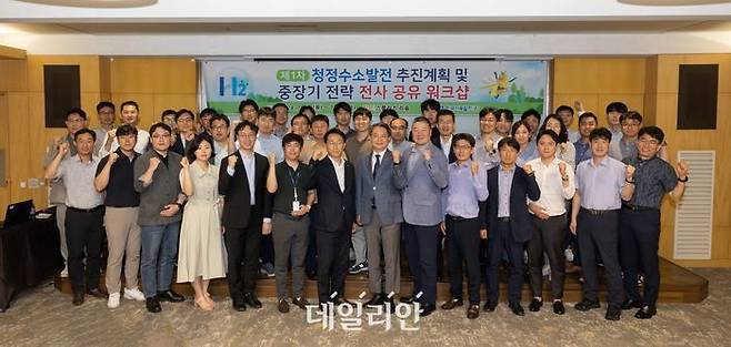 한국서부발전은 18일 충남 덕산 스플라스리솜에서 '청정수소발전 워크숍'을 진행했다. 행사에는 서부발전과 한국전력공사, 전력연구원, 두산에너빌리티, 딜로이트안진 관계자 등 50여명이 참석했다.ⓒ서부발전