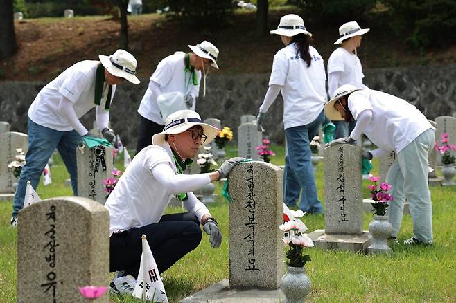 HD현대 임직원이 서울 동작구 국립서울현충원 묘역에서 묘역 정비 봉사활동을 실시했다. HD현대 제공