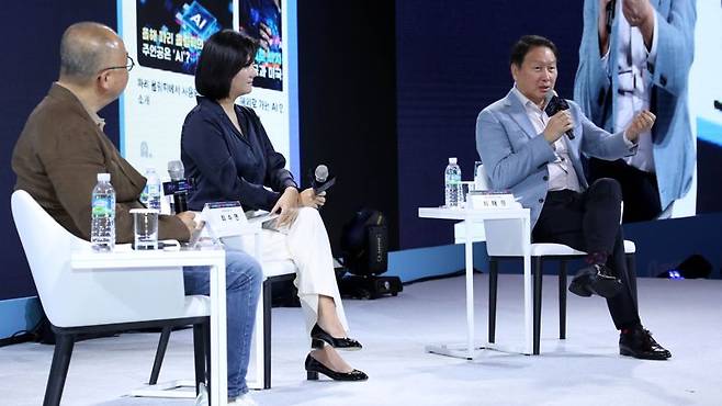 최태원 대한상공회의소 회장(왼쪽 세번째)이 19일 제주 신라호텔에서 열린 제47회 대한상의 제주포럼에서 진행된 '인공지능(AI) 경영 토크쇼'에서 최수연 네이버 대표(왼쪽 두번째)와 대담을 나누고 있다. 대한상의 제공