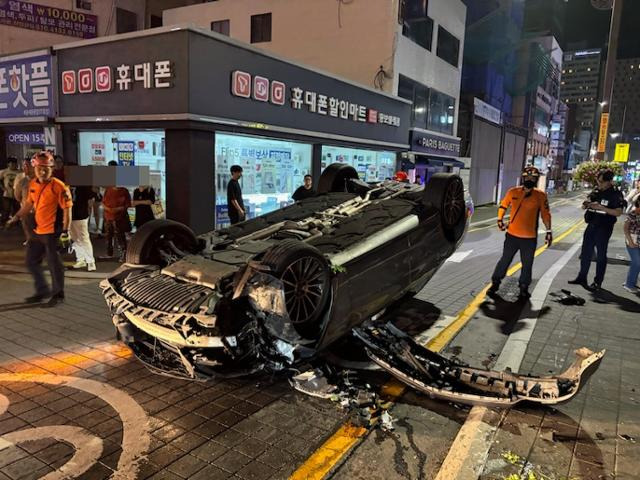 13일 오전 1시쯤 부산 해운대구청 어귀삼거리에서 구청 방향을 달리던 벤츠 승용차가 가로등을 들이받고 전복됐다. 운전자는 현장에서 도주했다 5일 뒤 경찰에 자수했다. 해운대경찰서 제공