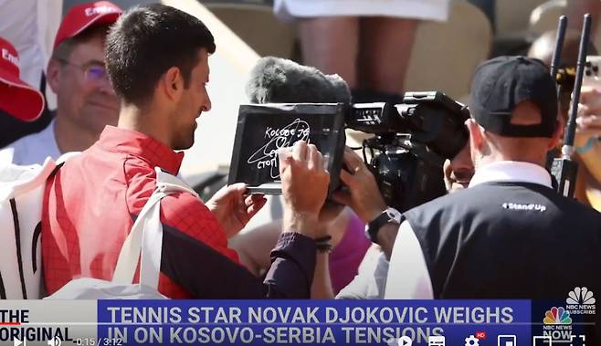 조코비치는 2023 프랑스 오픈 출전 중 “코소보는 세르비아의 심장”이라는 정치적 메시지를 TV 중계 카메라에 적어 큰 논란을 일으켰다. 코소보는 2008년 세르비아로부터 독립했으나, 세르비아는 코소보의 독립을 인정하지 않고 있기 때문이다. 조코비치는 유고 내전 당시 각종 전쟁범죄를 일으킨 세르비아 출신이라는 이유로 특히 서유럽에서 인기가 없다. NBC 뉴스 캡처