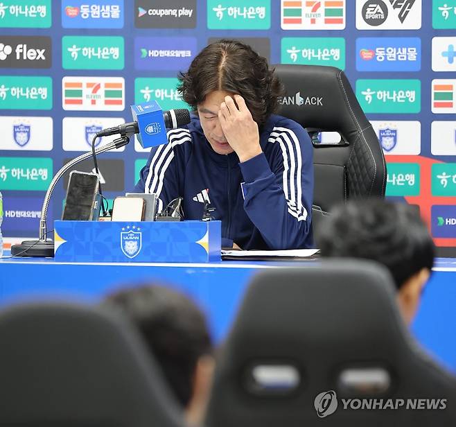 지난 10일 오후 울산 문수축구경기장 프레스센터에서 축구 국가대표팀 감독으로 내정된 울산 HD 홍명보 감독이 광주FC와의 경기 후 기자회견 도중 고개를 숙이고 있다. 사진=연합뉴스