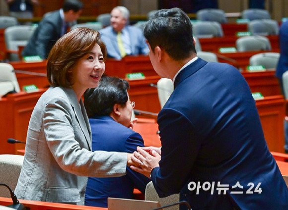 나경원 국민의힘 당대표 후보가 19일 오전 서울 여의도 국회에서 열린 의원총회에서 동료 의원들과 인사를 나누고 있다. [사진=곽영래 기자]