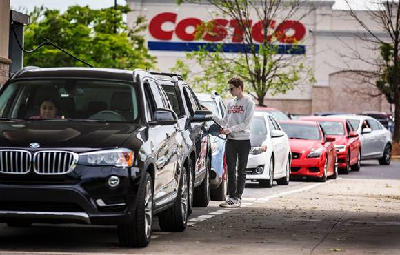 지난 2021년 5월 11일(현지시간) 미 노스캐롤라이나주 그린스버러에 있는 코스트코 주유소에 주유 차량이 길게 밀려 있다. [사진=뉴시스]