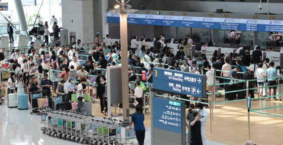 인천국제공항 제1여객터미널 출국장에서 여름 휴가철을 맞아 해외로 출국하려는 여행객들이 탑승수속을 위해 기다리고 있다. 연합뉴스