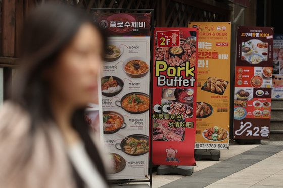 서울 중구 명동거리에 설치된 식당의 음식 메뉴판. 연합뉴스