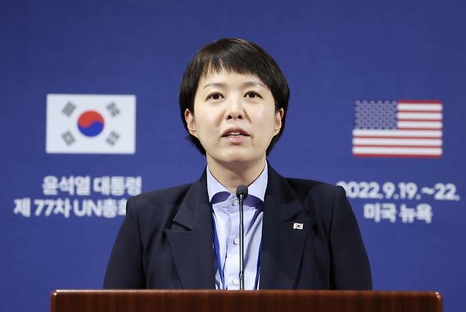 2022년 9월22일(현지시간) 미국 뉴욕에서 대통령 비속어 논란과 관련해 브리핑하는 김은혜 전 대통령실 홍보수석. /연합뉴스