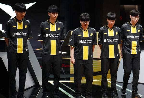 BNK 피어엑스 선수단의 모습. 왼쪽부터 '클리어' 송현민, '랩터' 전어진, '클로저' 이주현, '헤나' 박증환, '듀로' 주민규 (LCK 제공)