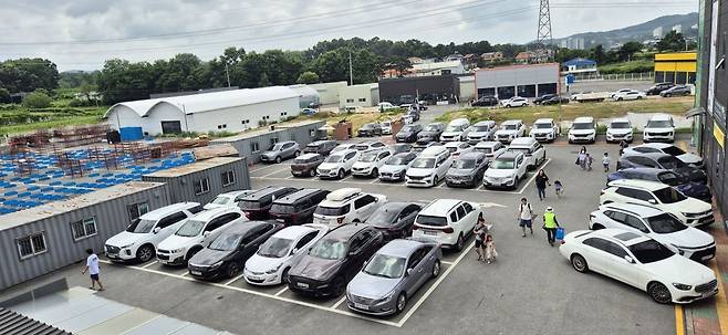 주차난을 겪고 있는 여주곤충박물관의 모습. 입구까지 박물관을 방문한 차량으로 꽉 차있다/ 사진제공=여주곤충박물관