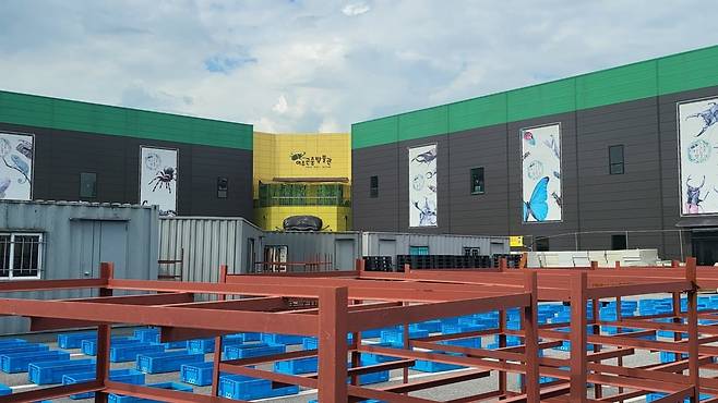 철제컨테이너로 가득한 여주곤충박물관 주차장의 모습. / 사진=정희원 기자