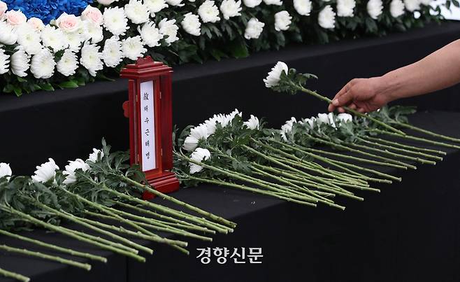 해병대 예비역 단체 회원들이 17일 서울 중구 청계천광장에 마련된 ‘故채상병 1주기 추모 시민분향소’를 방문해 추모하고 있다. 권도현 기자