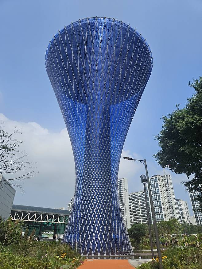 “Rain Veil” by Ned Kahn is seen in Songpa-gu, southern Seoul, on July 11. (Park Yuna/The Korea Herald)