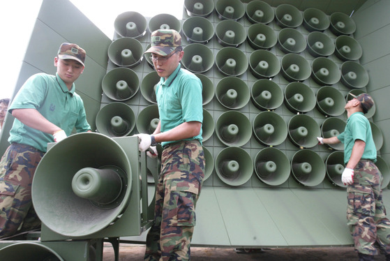 Loudspeakers being taken down at a western front-line unit in June 2004. [YONHAP]