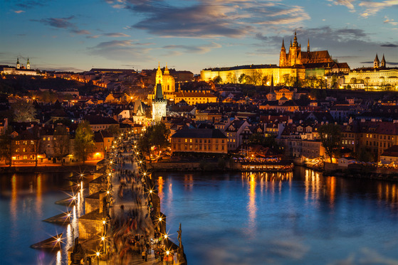 Night view of Prague castle and Charles Bridge over Vltava river in Prague, Czech Republic [JOONGANG PHOTO]