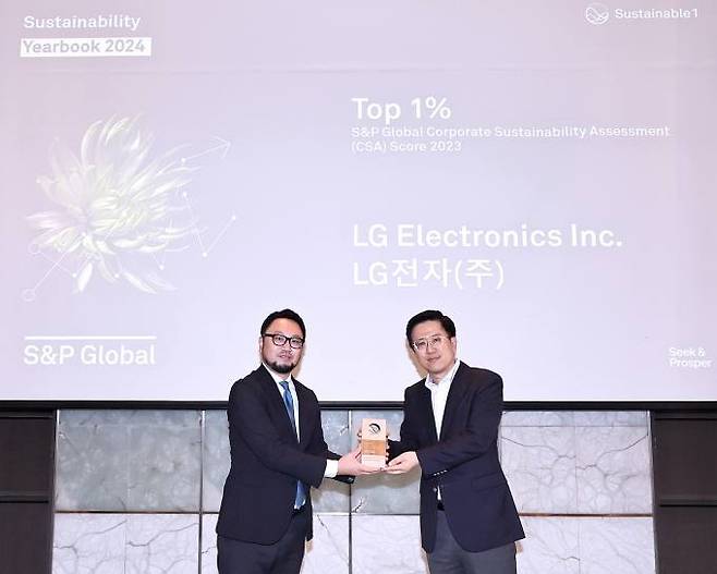 지난 18일 서울시 중구 더플라자 호텔에서 열린 ‘2023 S&P 글로벌 지속가능경영 시상식’에서&nbsp;타카유키 마마베 S&P 글로벌 대외 협력 총괄 이사(좌)와 홍성민 LG전자 ESG전략실장(우)이 기념 사진을 촬영하고 있다.