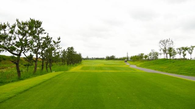 18홀 중 유일하게 벙커 없이 티잉그라운드에서 그린까지 쭉 뻗어 있어 ‘인생은 직진(Straight Life)’이라는 닉네임이 붙은 3번 홀 전경. 군산CC