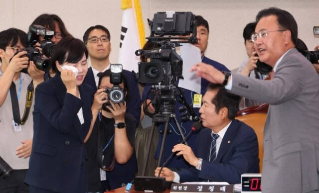 정청래 국회 법제사법위원회 위원장이 19일 오전 ‘윤석열 대통령 탄핵소추안 발의 요청’ 국민동의 청원 청문회에서 더불어민주당 전현희 의원에게 회의장 입장 시 얼굴을 다친 것인지 물어보고 있다. 연합뉴스