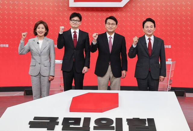 19일 서울 양천구 SBS 스튜디오에서 열린 국민의힘 제5차 전당대회 당대표 후보 방송토론회에 나선 나경원(왼쪽부터), 한동훈, 윤상현, 원희룡 후보가 기념 촬영하고 있다. 연합뉴스