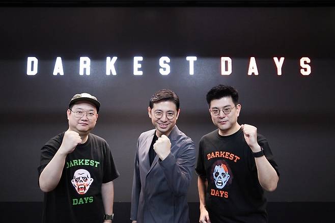 정중재 NHN 게임사업실장(왼쪽부터), 김상호 게임사업본부장, 김동선 총괄 PD가 18일 경기도 판교 NHN 사옥에서 진행한 ‘다키스트 데이즈’ 시연회에서 기념 촬영을 하는 모습 [사진 = NHN]