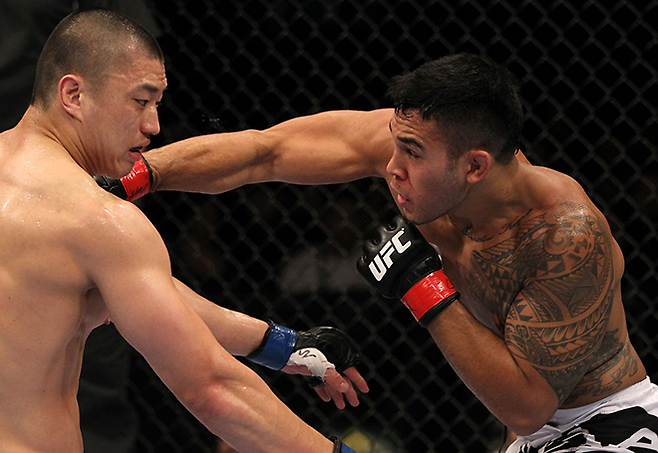 양동이, 브래드 터배리스(오른쪽) UFC on Fuel TV 3 경기 모습. 사진=Getty Images=연합뉴스 제공