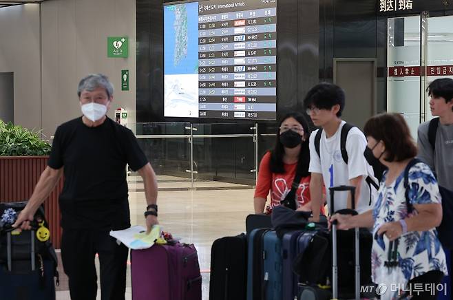 (김포공항=뉴스1) 김진환 기자 = 올해 1월부터 5월까지 한국과 일본을 오간 항공 승객 수가 1천만 명을 넘으며 역대 최다를 기록했다.  국토교통부 항공 통계에 따르면 올해 5월까지 한국 일본 노선을 이용한 항공 승객 수는 1천15만 6천여 명으로 지난해 같은 기간보다 46% 증가한 수치로 엔화 약세로 일본을 찾는 관광객이 폭발적으로 증가한 것으로 해석된다.   사진은 21일 오후 서울 강서구 김포국제공항 국제선 입국장의 모습. 2024.6.21/뉴스1  Copyright (C) 뉴스1. All rights reser /사진=(서울=뉴스1) 김진환 기자