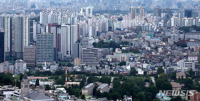 [서울=뉴시스] 추상철 기자 = 15일 오후 서울 용산구 남산에서 서울 도심 아파트가 보이고 있다. 은행권 주택담보대출이 1주일 만에 1조원대로 늘어났으나 은행 가계대출 잔액은 감소세로 돌아선 것으로 나타났다. 2024.07.15. scchoo@newsis.com