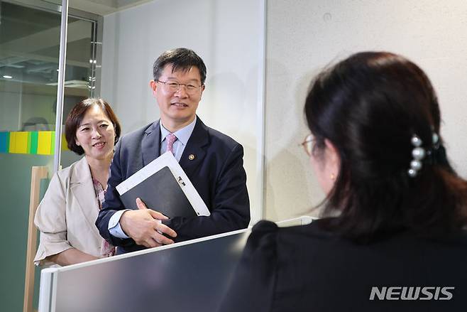 [서울=뉴시스] 권신혁 기자 = 신영숙 여성가족부 차관과 이기일 보건복지부 제1차관이 19일 오전 한부모가족복지시설 애란원을 방문해 현장 종사자와 대화를 나누고 있다. (사진 = 여성가족부 제공) 2024.07.19. innovation@newsis.com