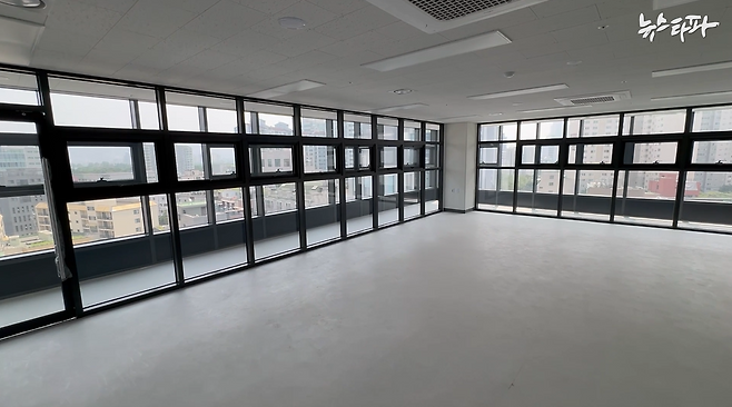 △ 서울 성수동의 한 지식산업센터 공실. 공급 과잉으로 인해 경매에 나오는 지식산업센터 매물이 늘어나는 추세다.