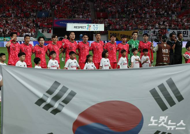 11일 오후 서울 마포구 서울월드컵경기장에서 열린 '2026 북중미 월드컵' 아시아 2차 예선 C조 최종 6차전 대한민국과 중국의 경기.  축구대표팀 선수들이 국기에 대한 경례를 하고 있다. 황진환 기자