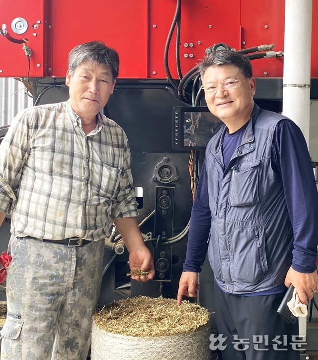 김태우 경북 경주시농업기술센터 축산기술팀장(오른쪽)이 김윤태 오봉산낙농한우영농조합법인 대표와 함께 포장한 열풍건초를 점검하고 있다.