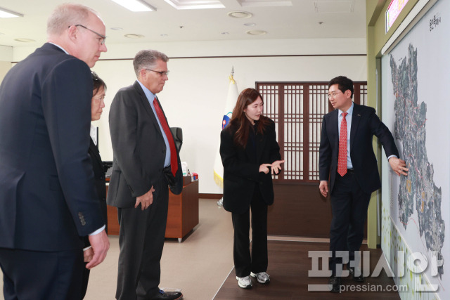 ▲지난 2월 용인특례시를 방문한 윌리엄슨 카운티 관계자들에게 이상일 용인특례시장이 시의 반도체 육성 정책을 소개하고 있는 모습. ⓒ용인특례시