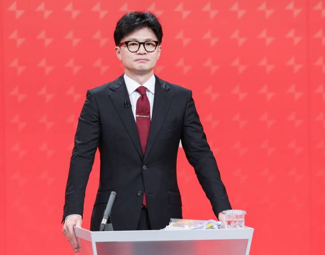 ▲19일 서울 양천구 SBS 스튜디오에서 열린 국민의힘 제6차 전당대회 당대표 후보 방송토론회에 나선 한동훈 후보가 토론을 준비하고 있다. ⓒ연합뉴스