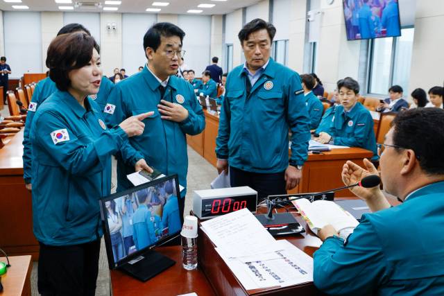 18일 오후 서울 여의도 국회에서 열린 행정안전위원회 제416회국회(임시회) 3차 전체회의에서 조은희 국민의힘 간사(왼쪽부터), 배준영 의원, 정동만 의원이 이달희 의원 의사진행 발언을 중단시킨 것과 관련 신정훈 위원장을 향해 항의하고 있다. 뉴스1